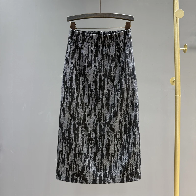 Retro striped half skirt women autumn 2025 new high waist slimming age reducing jacquard A-line hip hugging long skirt