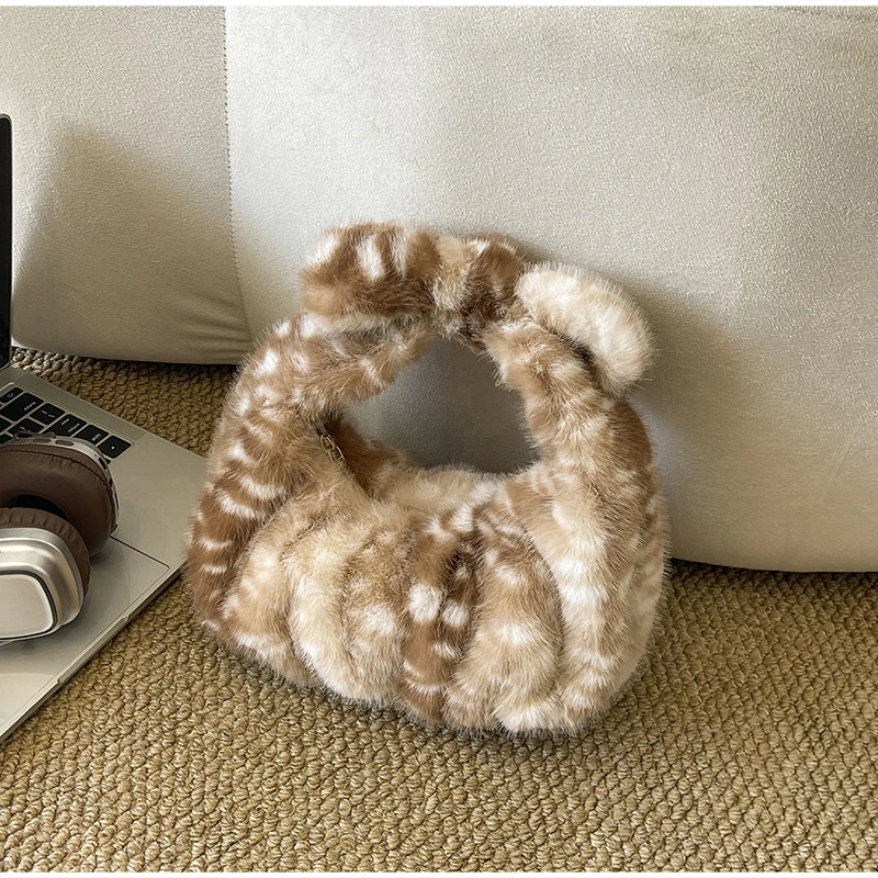 Handtasche mit Reh-Spot-Textur und Kunstfell-Griff, flauschige Plüsch-Tragetasche mit Taschenanhänger, weiche, flauschige Winterhandtasche für Damen – Detail 4