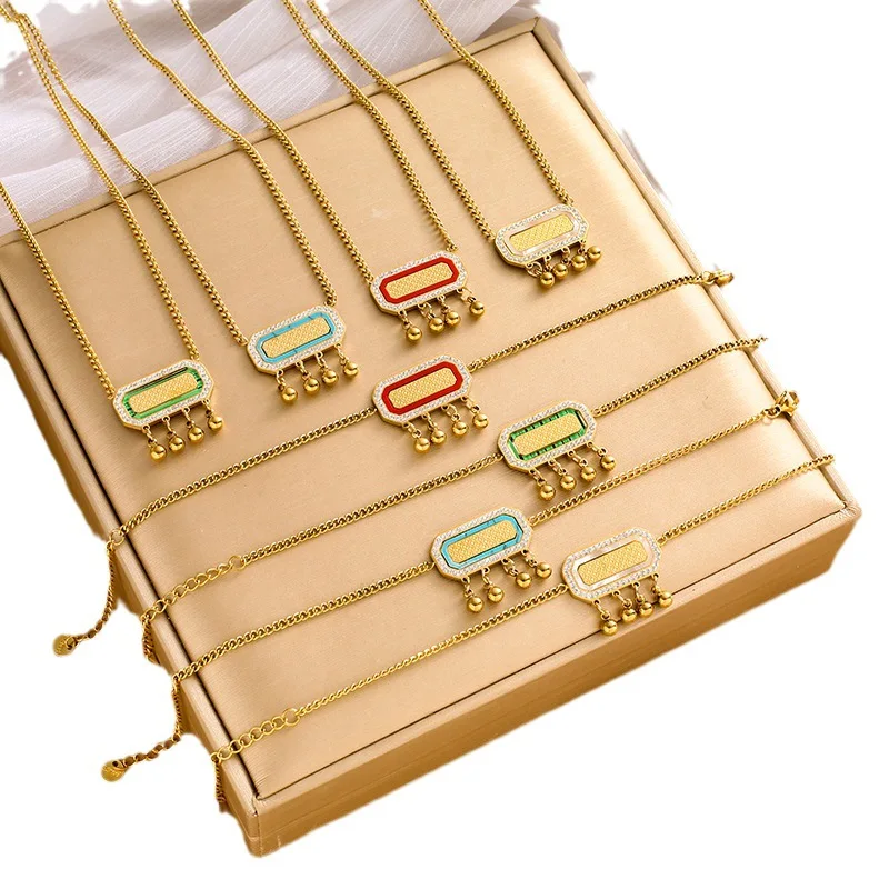 امرأة أنثى بها قلادة سوار مرصعة بالفولاذ المقاوم للصدأ تتميز بمعداد بيضاوي مربع لجذب الثروة