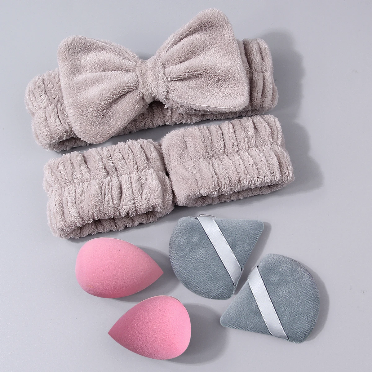 مجموعة منتفخة بودرة تنظيف الوجه المحمولة مكونة من 7 قطع، رباط شعر، شريط معصم + إسفنجة بودرة غير لاصقة على شكل بيضة/نفخة مسحوق مثلثة