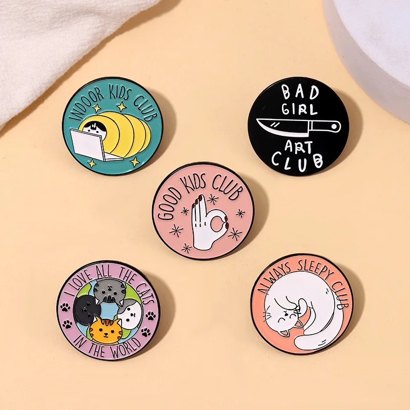 Cartoon Cute Girl badge sempre assonnato Club smalto spilla gatti cane Round Member Pins creativo divertente risvolto gioielli regalo per gli amici