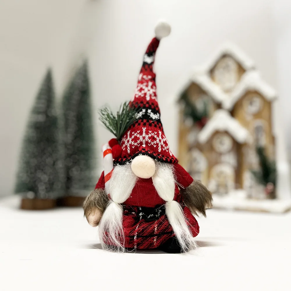 Kerstgnome-ornament, gebreide muts, gezichtsloze pop, feestelijke decoratie, bureau, open haard