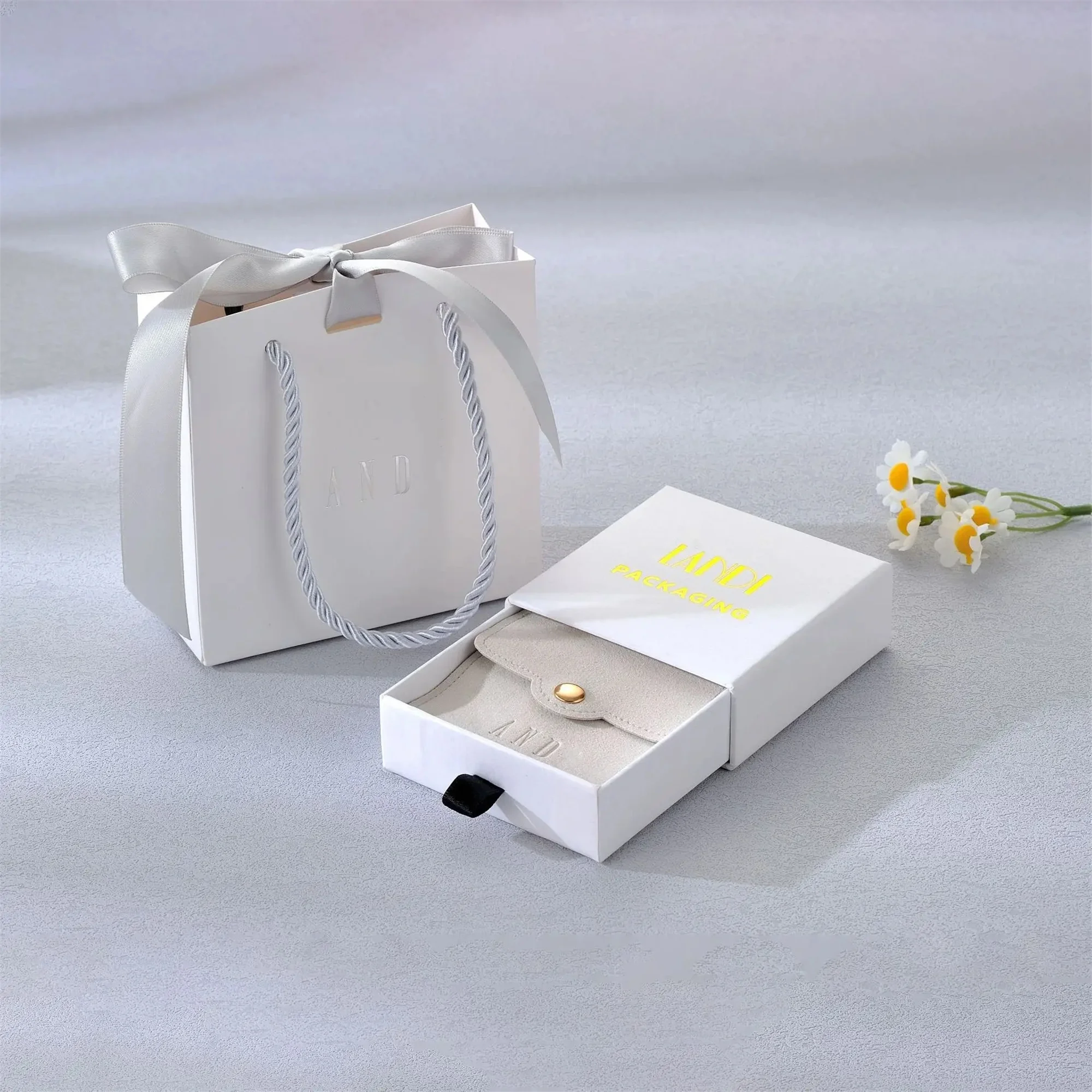 

White/Black Paper Gift Shopping Bag Jewelry Set Pouch/Box Gift Handle Bags With Hand Custom Logo With Colorful Ribbon