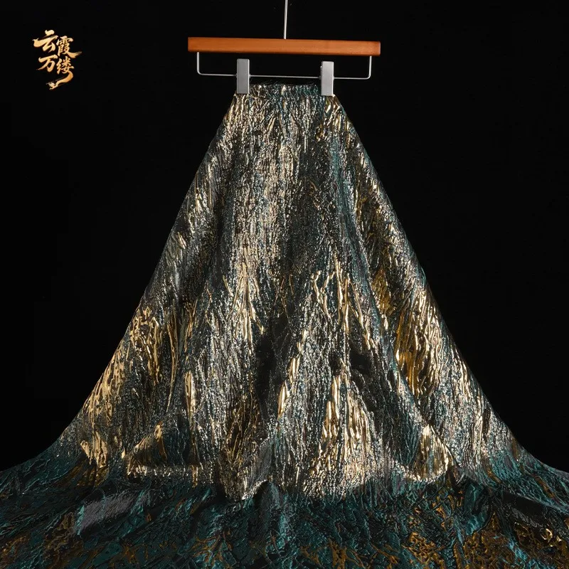 The dark green three-dimensional gold striped jacquard fabric can be cut into outerwear skirt design
