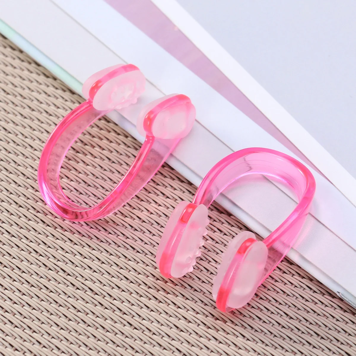 Pinzas para la nariz para natación, resistentes a desgarros, acolchadas, cómodas protección para la nariz, férula Nasal para natación para adultos, equipo de natación deportivo, color rosa, 2 uds.