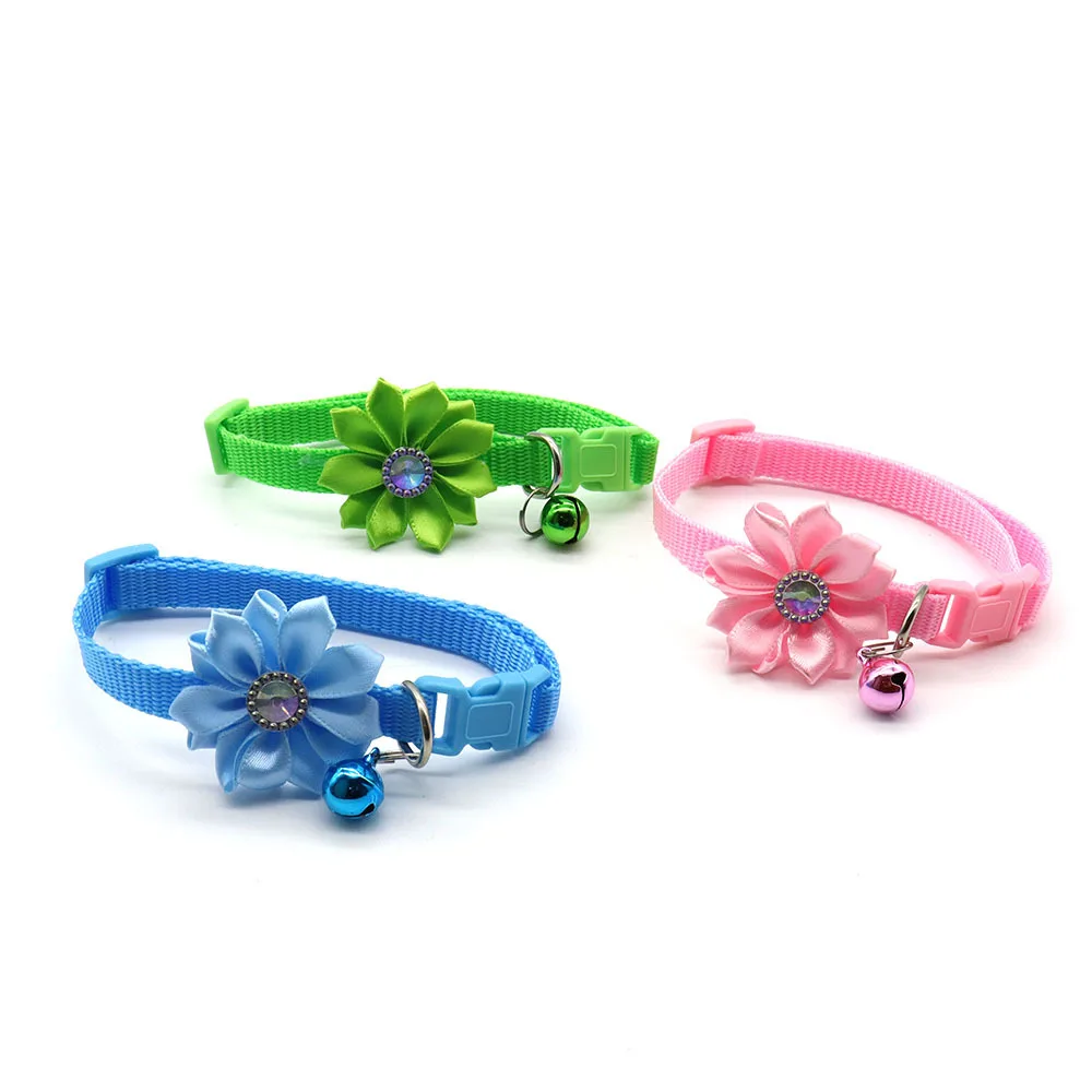 50 stks \ 100 stks Dierbenodigdheden Grooming Hond Elastische Band Verstelbare Huisdier Strikje Kleine Kat Halsband Accessoire Bloem bel