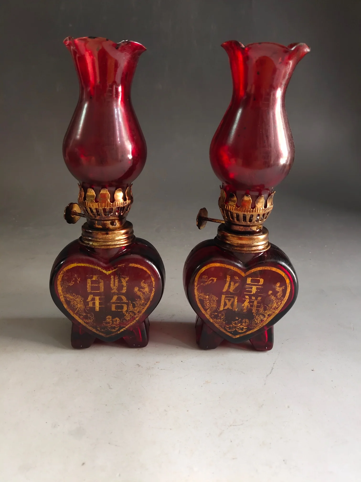 Classical century-old good red glass oil lamp home decoration wedding film props.
