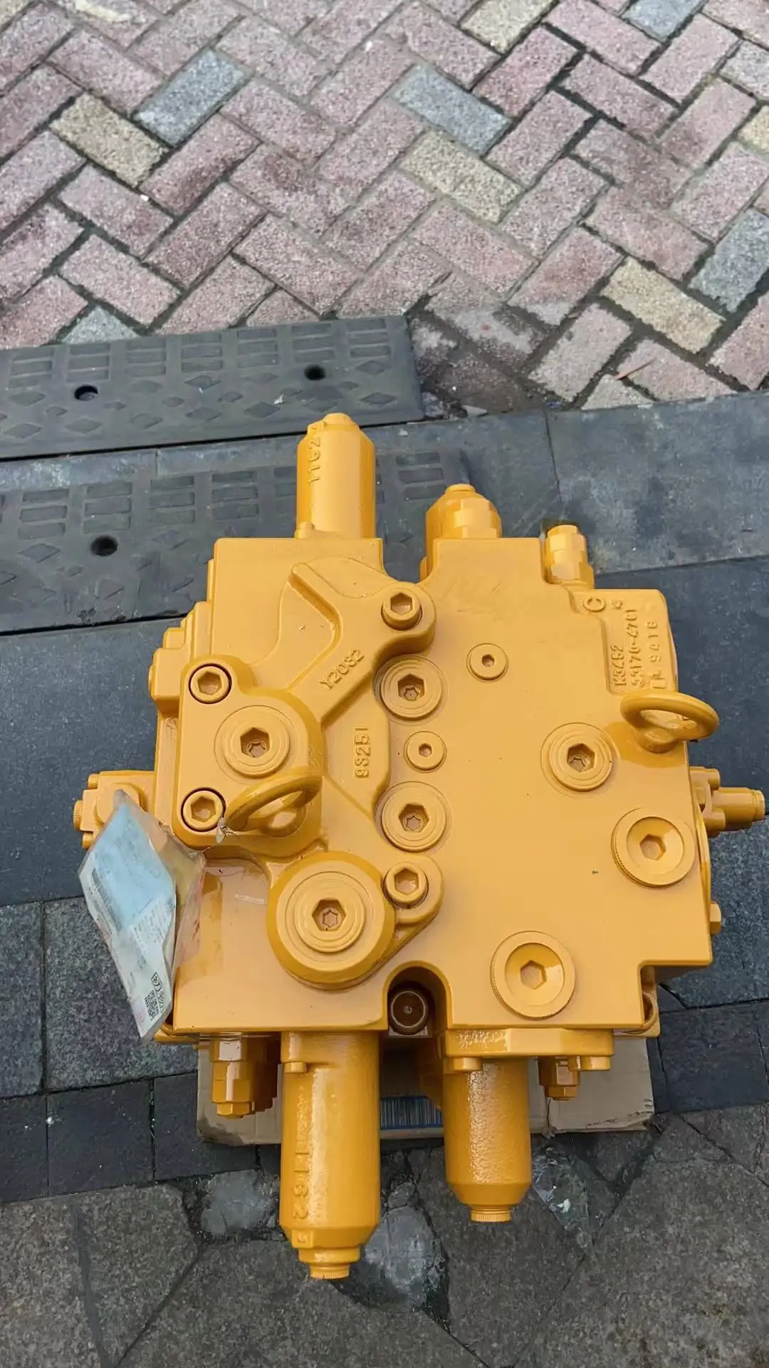 KMX32NA Distributor Valve Stable Pressure, Long-Lasting Performance Suitable For XCMG 490 Excavators