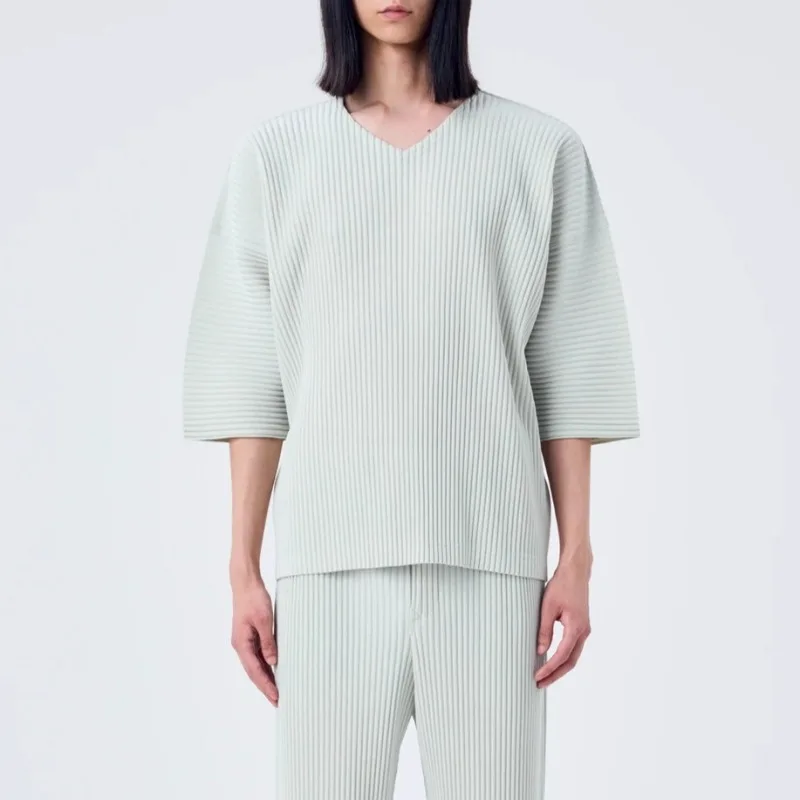 

Miyake плиссированная мужская повседневная футболка 2026, новинка лета, большой размер, свободный модный топ с v-образным вырезом, японская мужская одежда, офисная одежда для поездок на работу