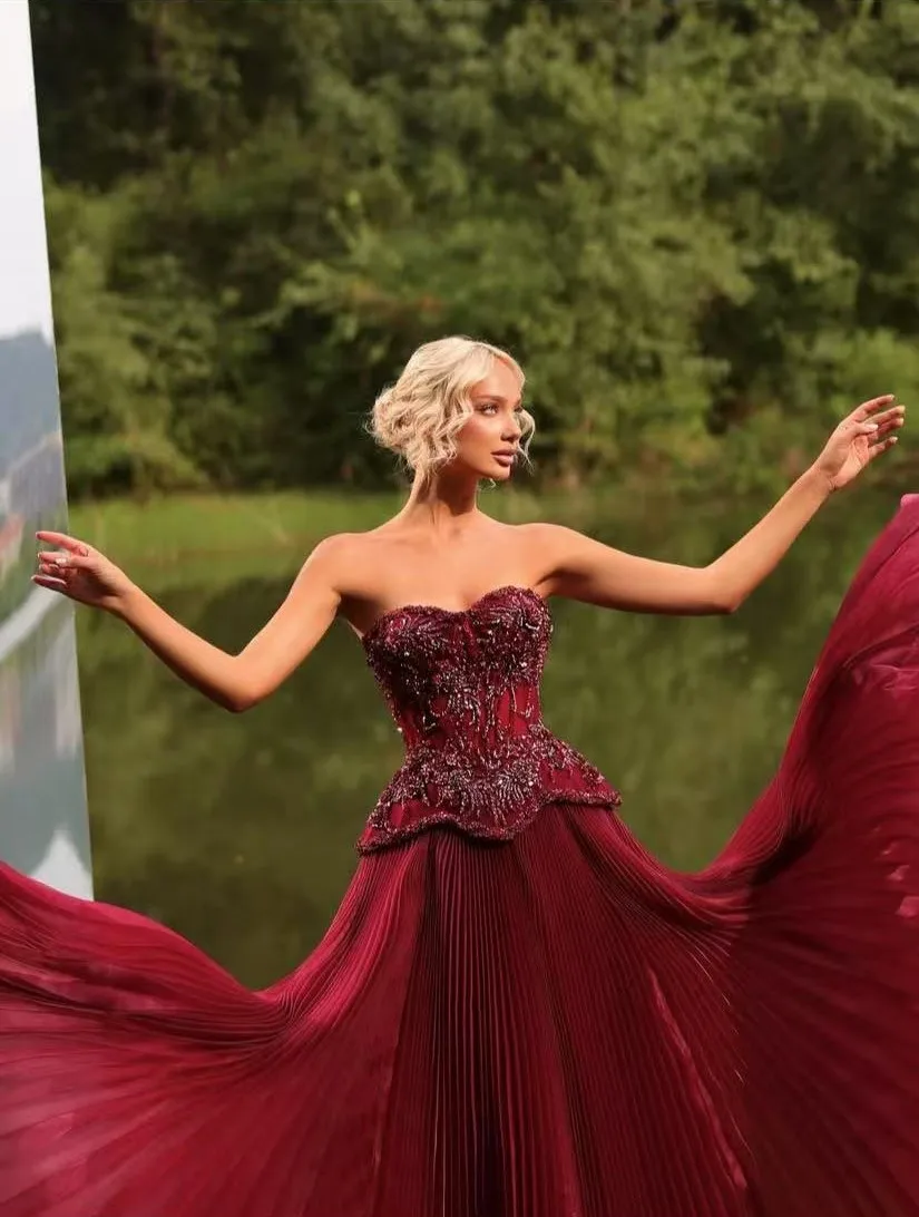Robe de bal de luxe dubaï, bordeaux, épaules dénudées, chérie, robes plissées, ligne A, robes formelles, dos nu, Peplum