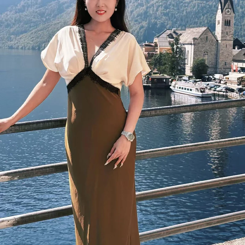 Elegantes Damenkleid mit Farbblock-Spitze und Satinsätzen. Anmutiges und sexy Midikleid. Muss für Partys und Abendveranstaltungen