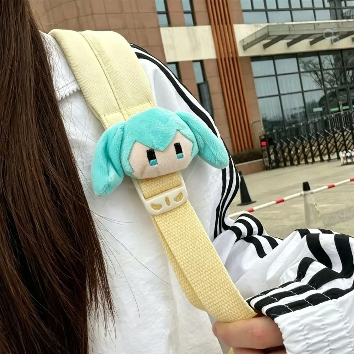 Neue Hatsune Miku Niedliche Kreative Cartoon-Puppe Brosche Kawaii Zweidimensionale Anime-Peripherie Rucksack-Dekorative Puppe Anstecknadel Geschenk – Detail 1