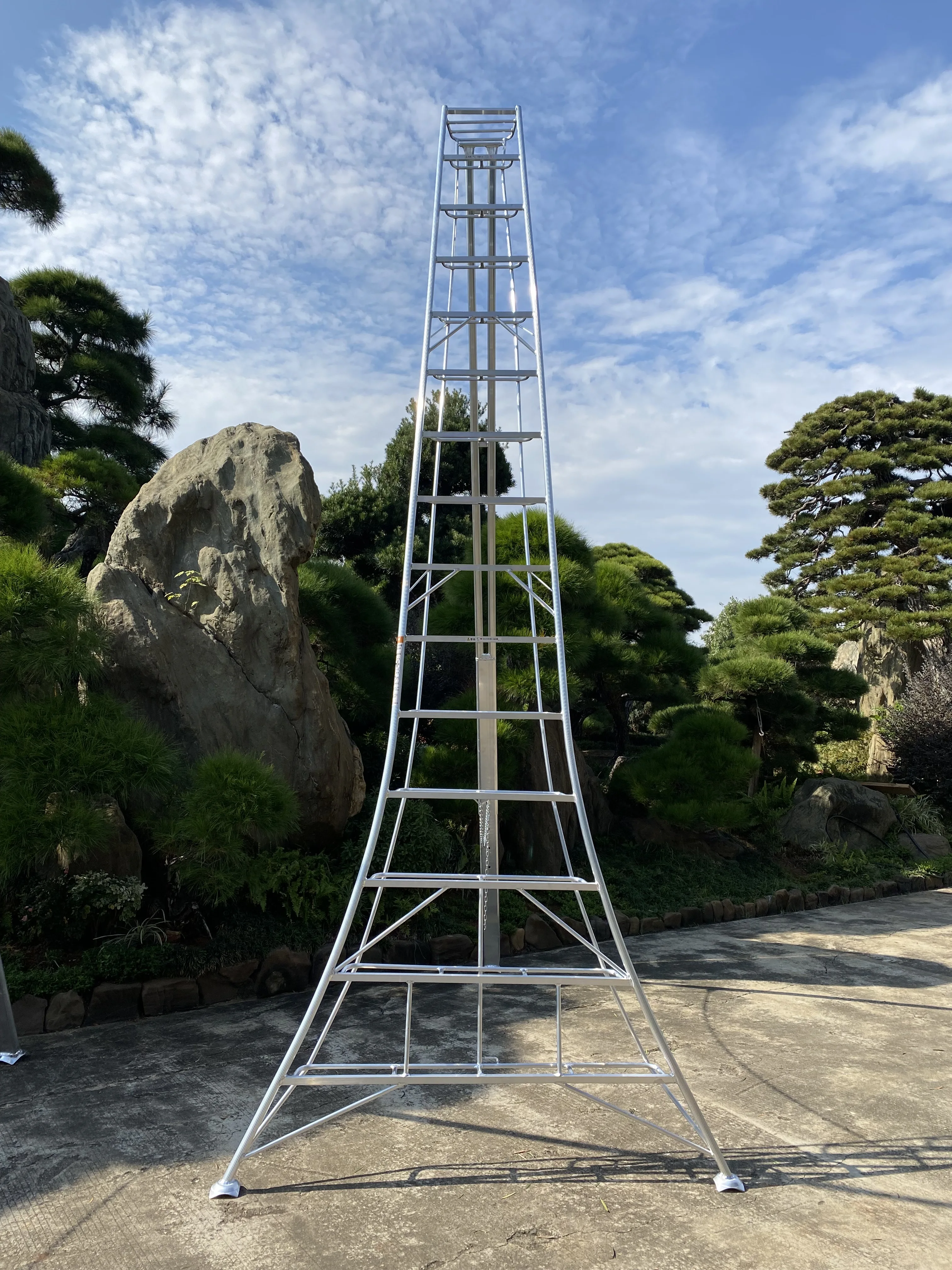 Durable Versatile Dual-Use Garden Fruit Picking Ladder Industrial Design Style Folding Ladders for Outdoor Cherry Picking