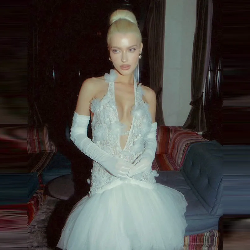 여성을위한 Tulle 스커트가있는 섹시한 흰색 레이스 드레스 꽃 장식과 부드러운 직물이있는 세련된 파티 착용 편안함