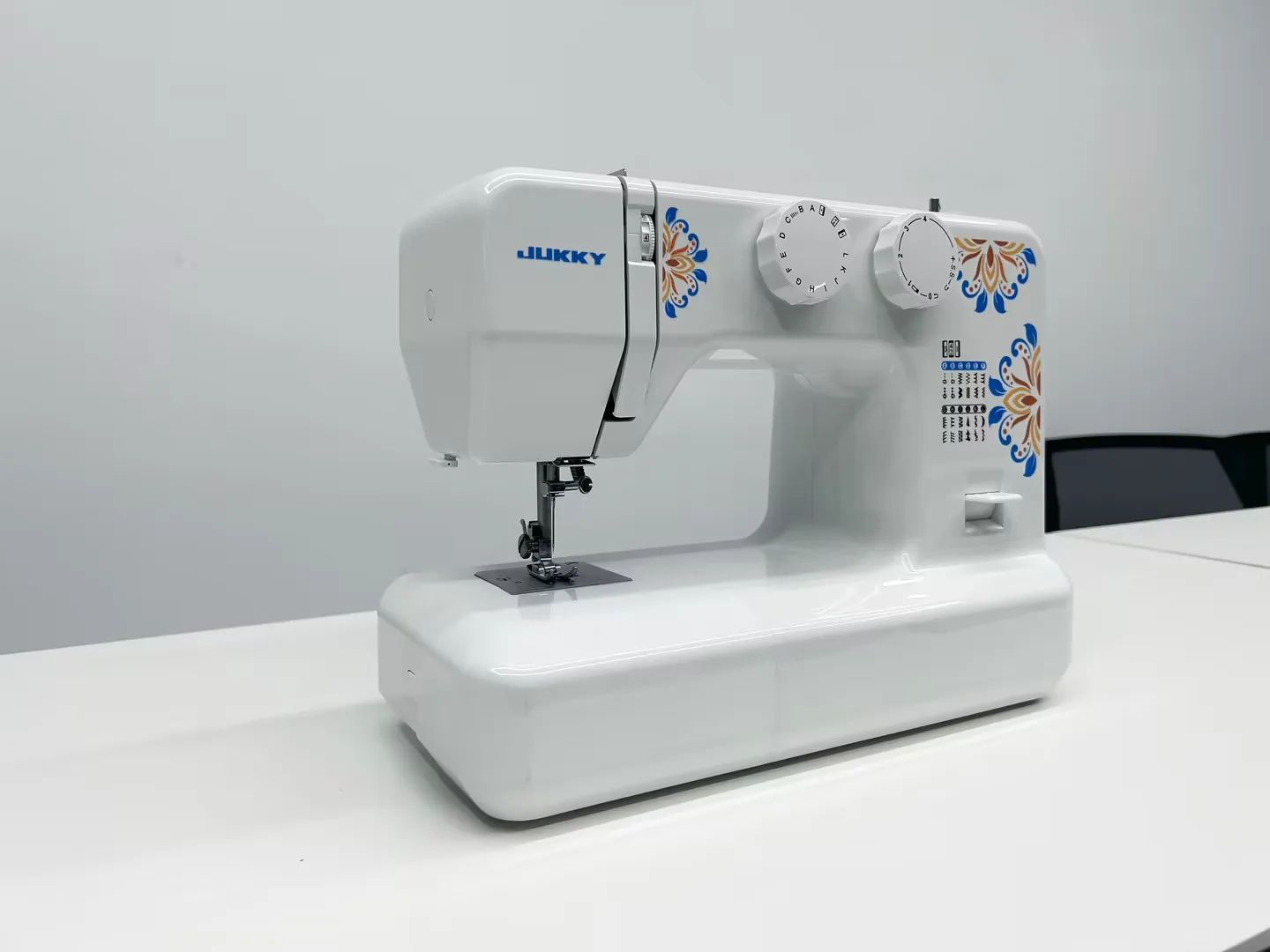 Hot Sell Popular New Model Household Multi-Function Sewing Machine 24 Stitch Straight Built-in Motor Home Use Various Appearance