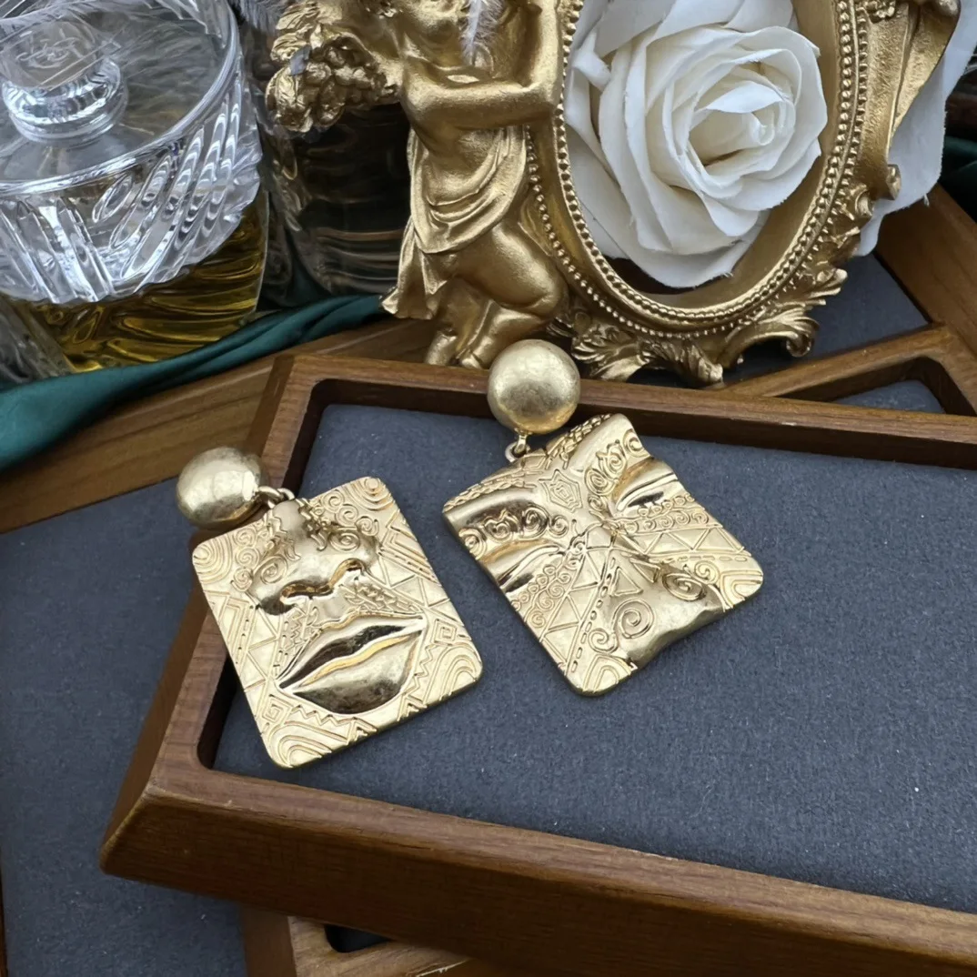 

【 Honey South 】 New heavy high quality vintage pure copper thick electroplated human face relief earrings