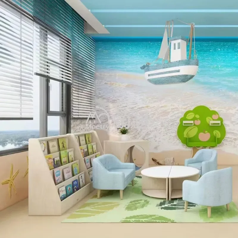 رف كتب على شكل شجرة بتصميم خالٍ من الحركة لمكتبة الرعاية النهارية للأطفال، تصميم غرفة القراءة، موضوع شاطئ الغابة