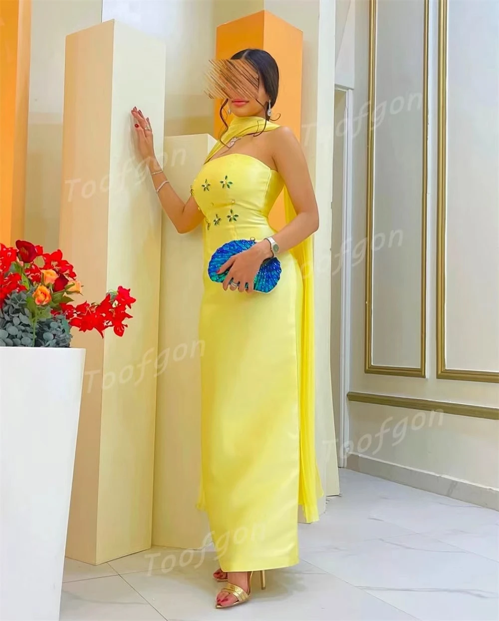 فستان سهرة أصفر بدون أكمام من Toofgon مصنوع من خرز كريستالي من الساتان حورية البحر فساتين لحضور الحفلات الموسيقية مخصصة مع كيب مقاس كبير رداء حفلات