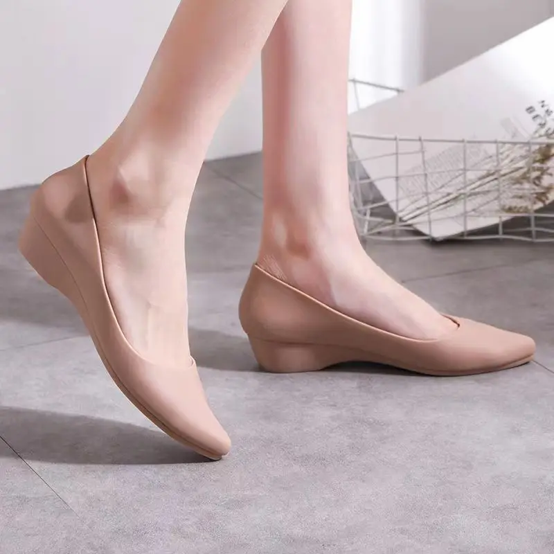 Scarpe da pioggia con zeppa a punta nuova estate da donna suola morbida antiscivolo scarpe da lavoro Slip-On poco profonde impermeabili scarpe Nude