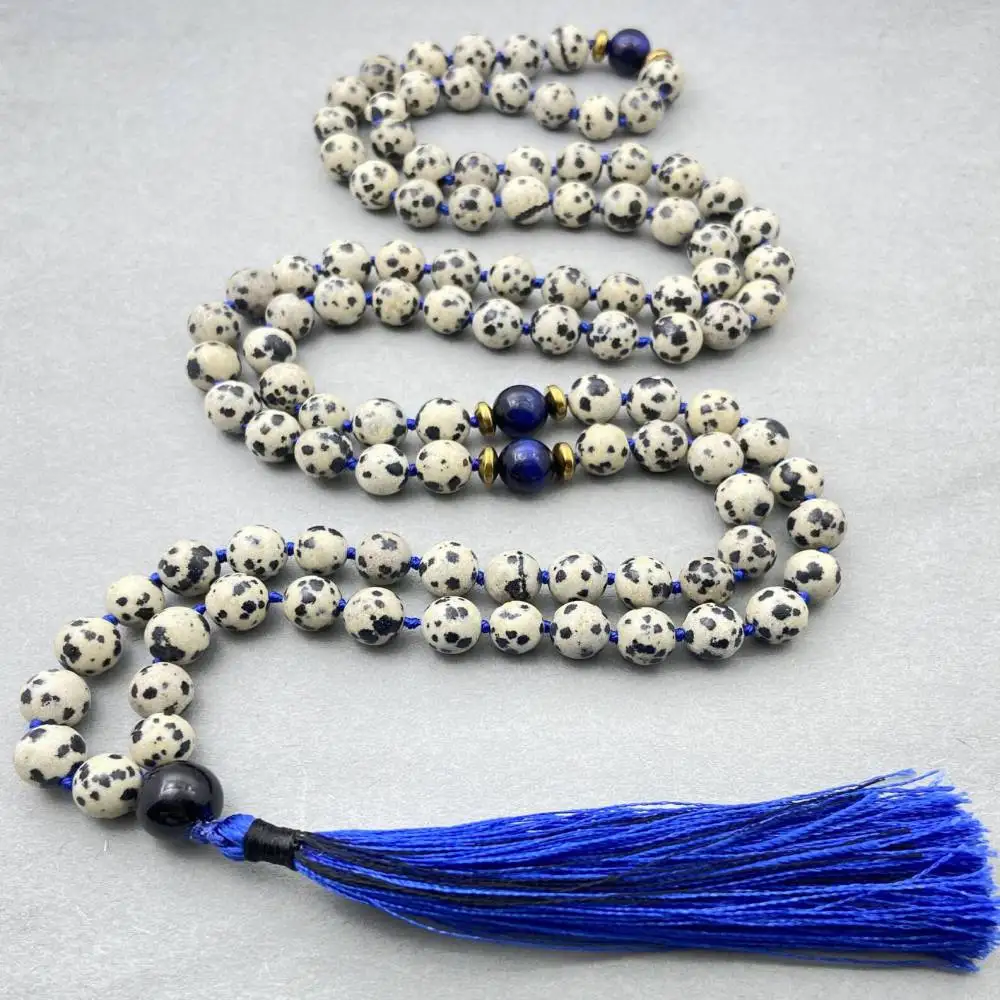 

Натуральное ожерелье-мала из 108 бусин из далматинского яшмы и лазурита с синим кисточком: украшение из целебных кристаллов для радости и защиты