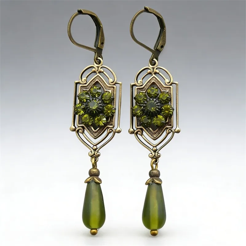 Ethnische goldfarbene Kupfer-Hängeohrringe für Damen, handgeschnitzte, mit grünem Zirkonia besetzte Ohrringe, Vintage-Schmuck für Damen