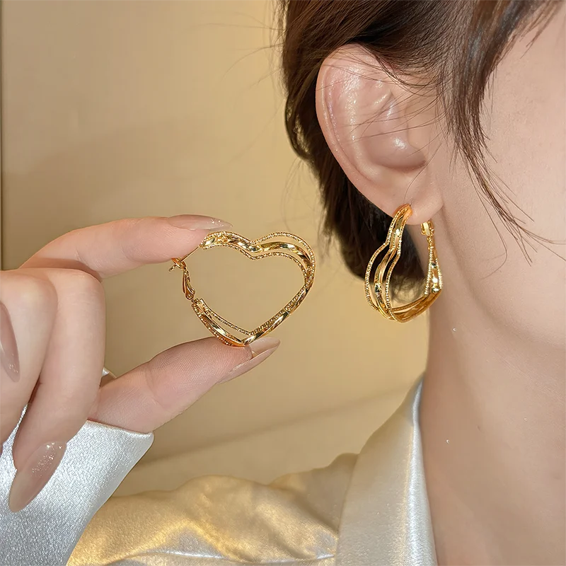 Dreischichtige Metall-Herzform-Ohrringe in Goldfarbe für Damen, 2025 Neuer Trendschmuck, Weihnachtliche Süße Ohr-Accessoires – Detail 3