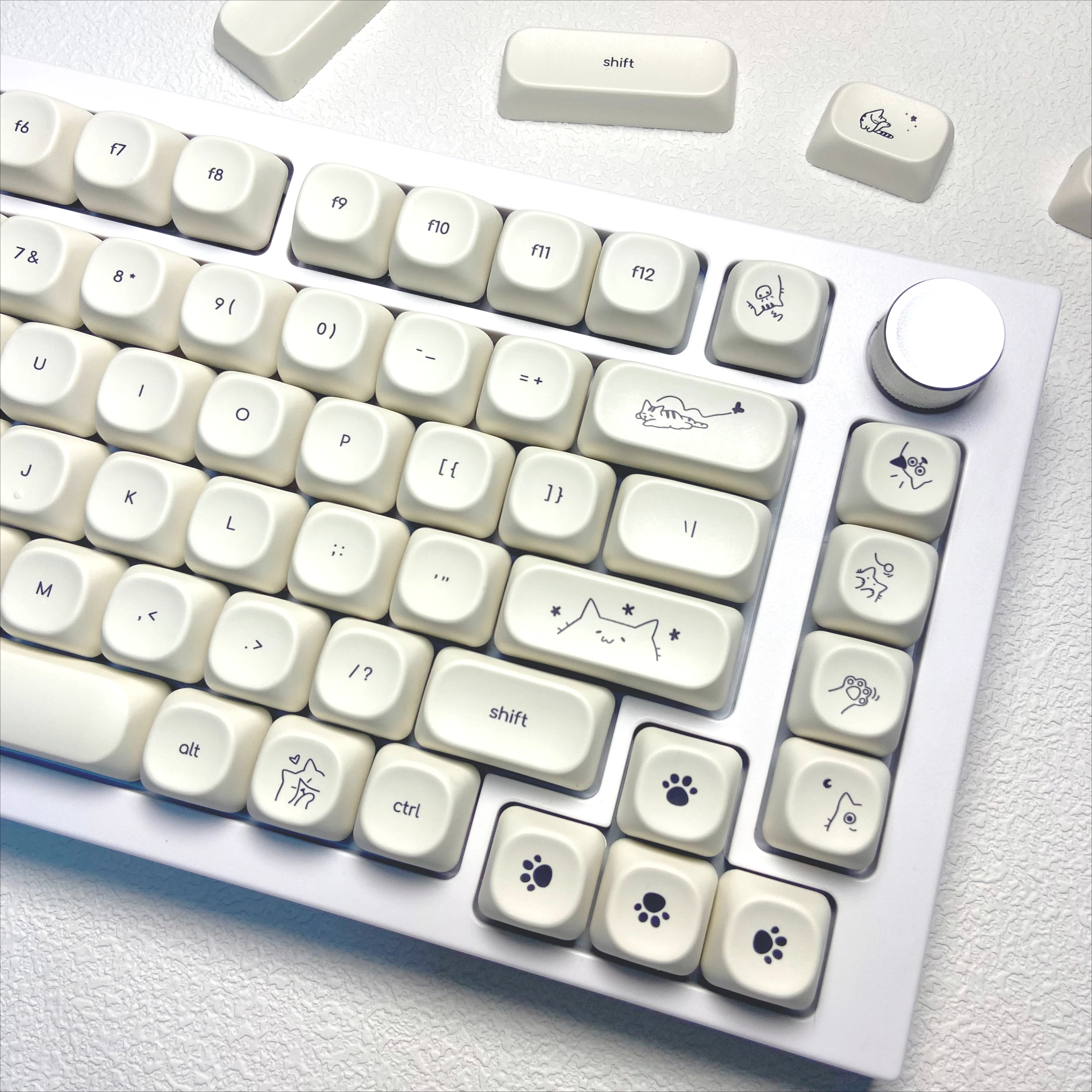 أغطية مفاتيح حليبية لطيفة على شكل قطة الدب شبح أغطية مفاتيح ذات خط صغير أغطية مفاتيح PBT MOA ملف تعريف لوحة مفاتيح ميكانيكية أغطية مفاتيح لوحة مفاتيح للألعاب