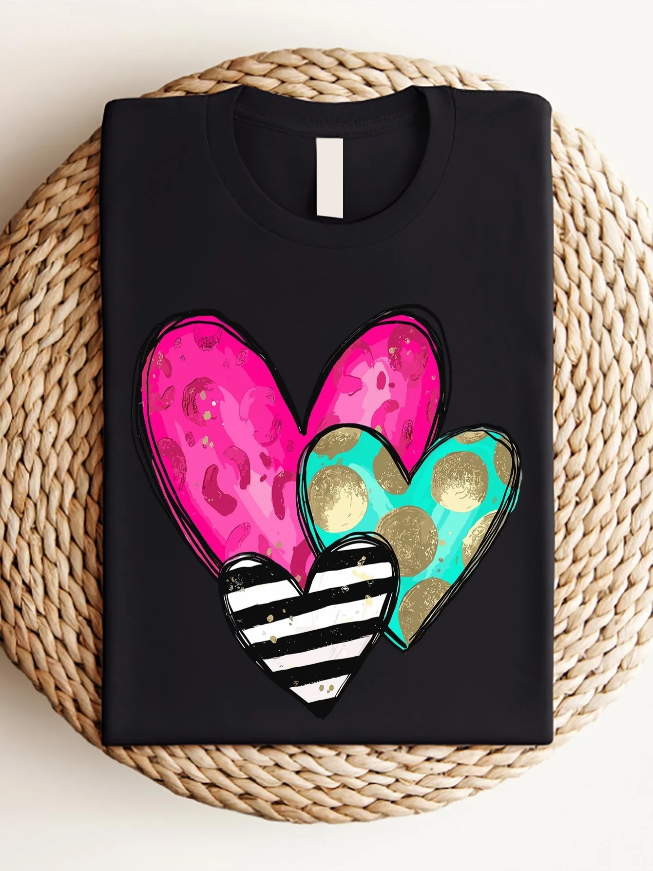 Camiseta feminina com gola redonda e estampa de coração para o dia dos namorados – blusa casual de primavera e verão