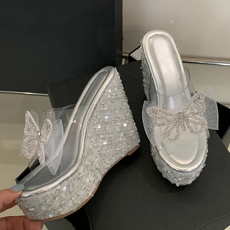 

Модные женские туфли Liyke на платформе с пайетками, на высоком каблуке, с бабочками из страз, для вечеринок, прозрачные сандалии, серебристые