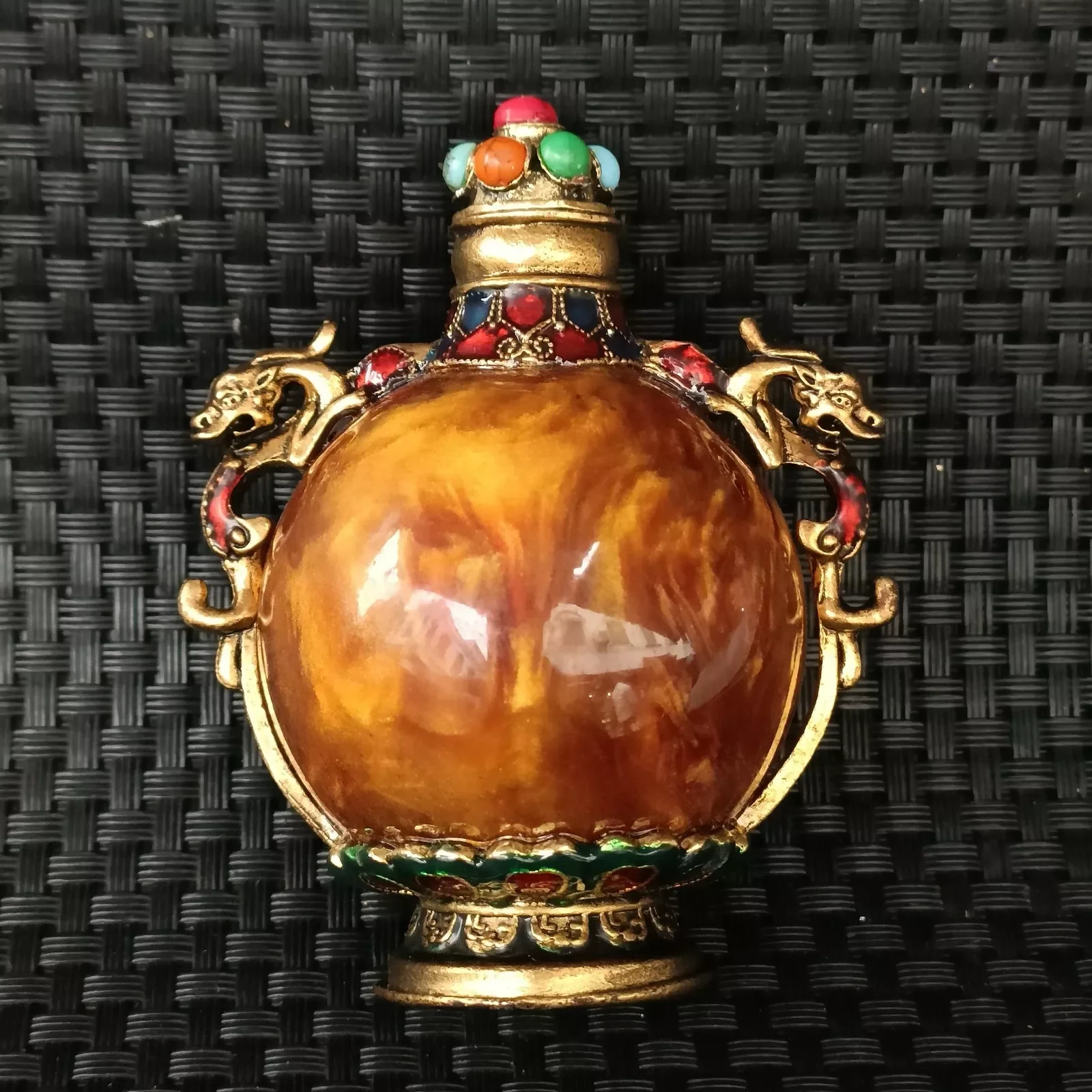 Chinese hand-carved cloisonne color-changing stone snuff bottle