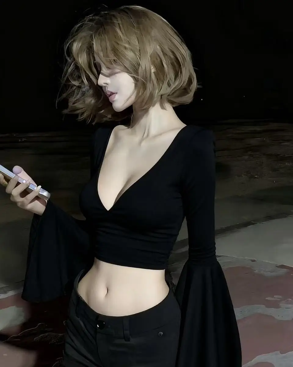 Sexy T-Shirt mit tiefem V-Ausschnitt und langen ausgestellten Ärmeln für Damen, Luxus-Designer, einfarbig, Party-Crop-Top, heißes, süßes Basic-Oberteil, eng anliegend, schmal geschnitten. – Detail 4
