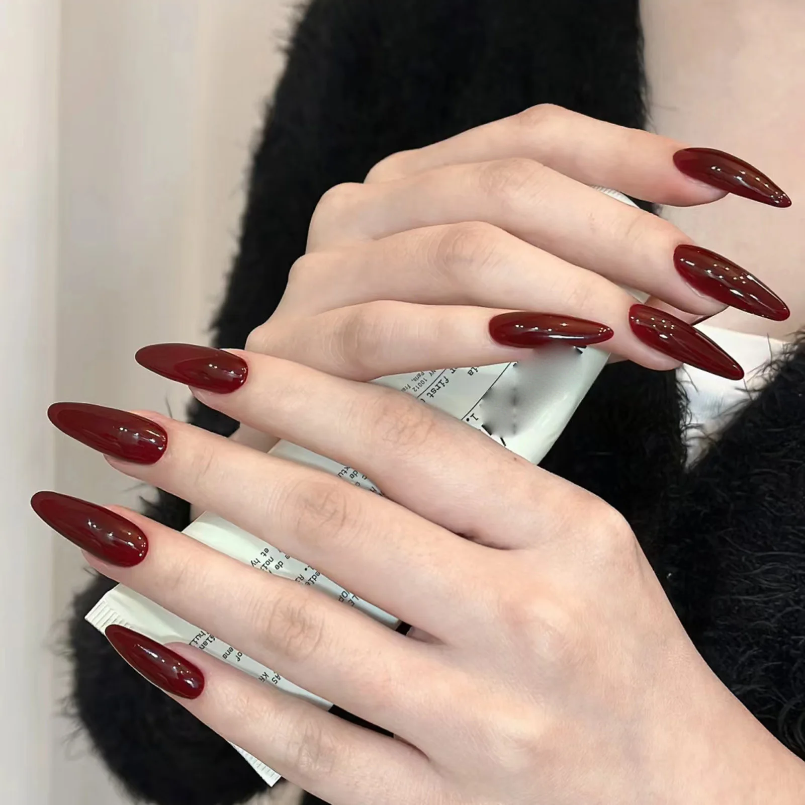 Vino rosso Stampa sulle unghie Semplice tinta unita Lunga mandorla Unghie finte Donne e ragazze Fascino Manicure Copertura completa Unghie finte 24 pezzi