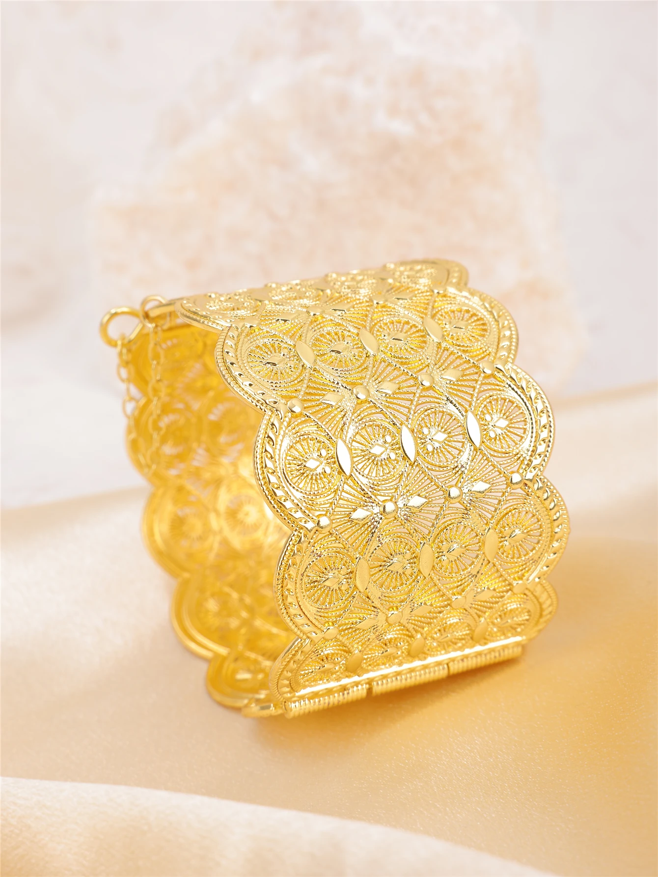 Golden Aristocratic Bangle Wedding Bride Must Choose Bangle Concave-Convex Pattern To Highlight The Wealth Of The Bride