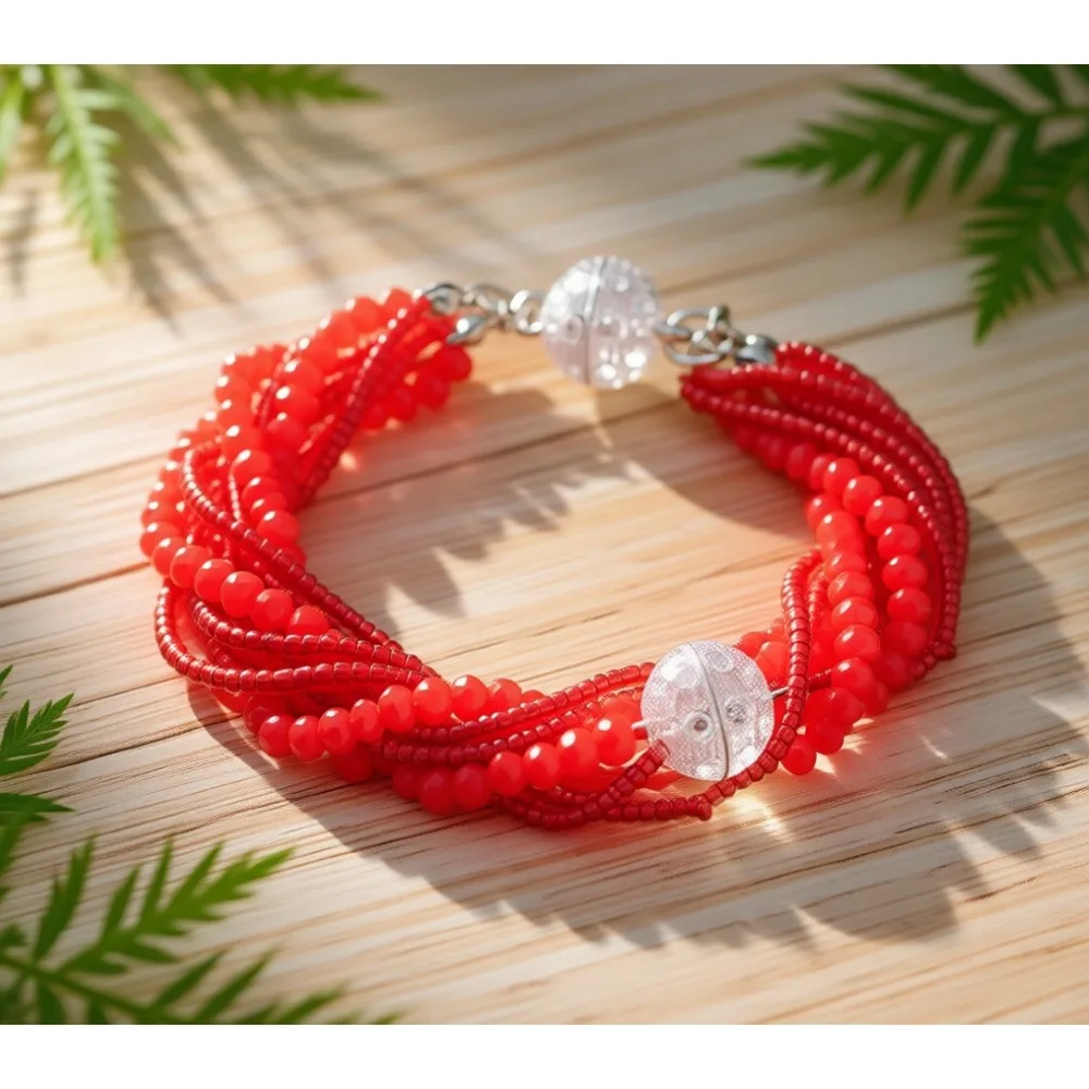 

Многожильный браслет из хрустальных бусин с блестящим шариком-подвеской и магнитной застежкой