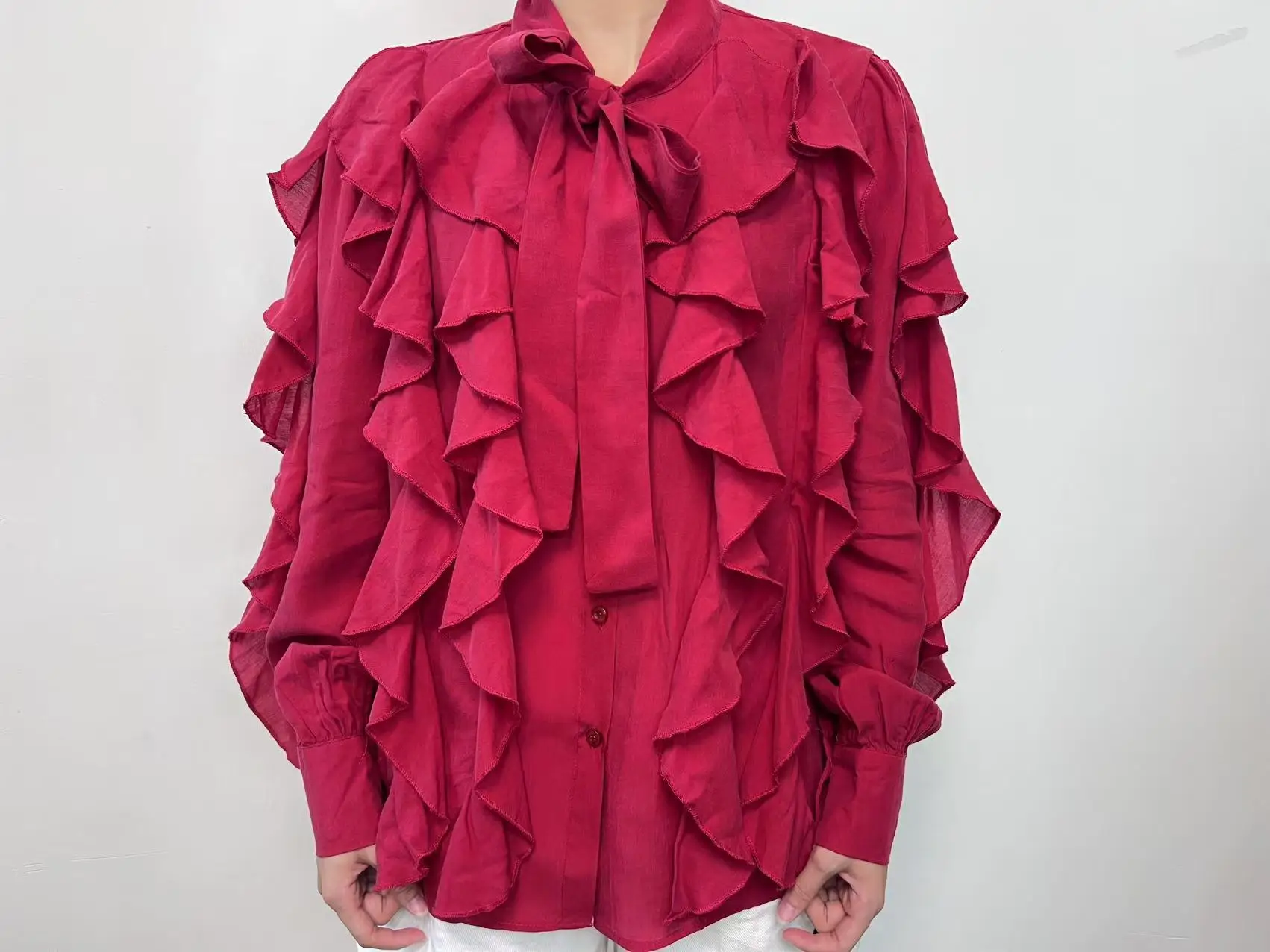 เสื้อผ้าผู้หญิงสไตล์ใหม่ฤดูร้อน 2025 ดีไซน์หวานแหวว มีสไตล์ โดดเด่น เสื้อเชิ้ตแขนยาว