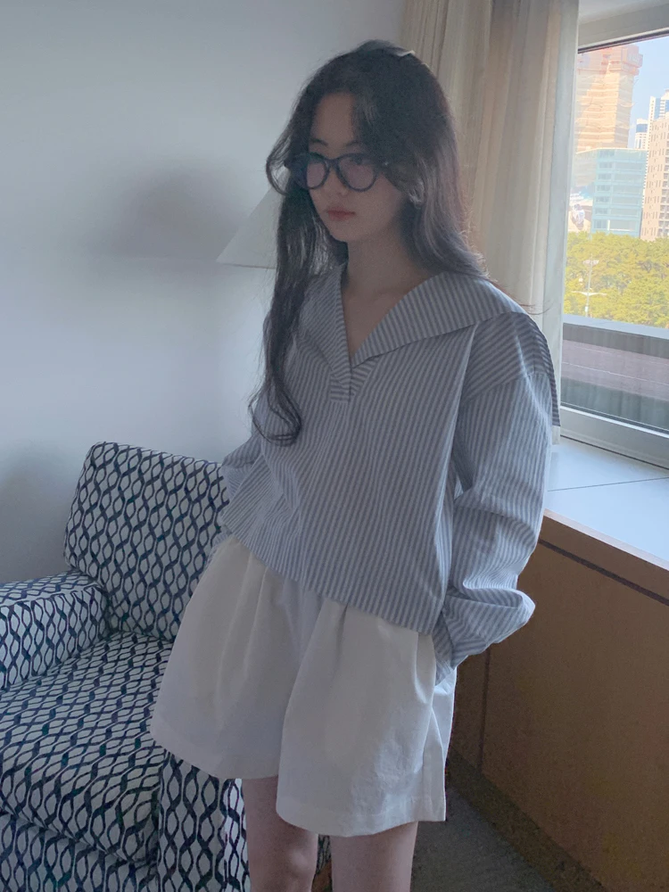 Modna, luźna, długa bluzka damska w paski, granatowy kołnierzyk, wczesna jesień, unikalny krótki top, młodzieżowy styl, do pracy, modny.