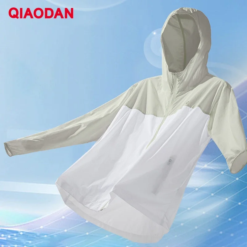 QIAODAN hombres 2025 abrigo de moda UPF100 + cómoda chaqueta con capucha informal transpirable XFD23241201