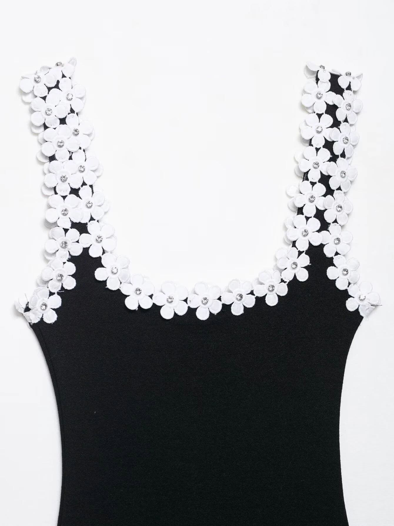 Europäischer und amerikanischer Stil 2025, Herbst, neue Damenbekleidung, Temperament, ärmellos, schmale Passform, mit Blumen befestigtes elastisches Kleid