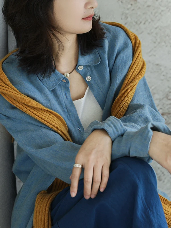 

Женская легкая рубашка однотонного цвета, повседневная, с длинным рукавом, воротником-стойкой, на одной пуговице, традиционного кроя.