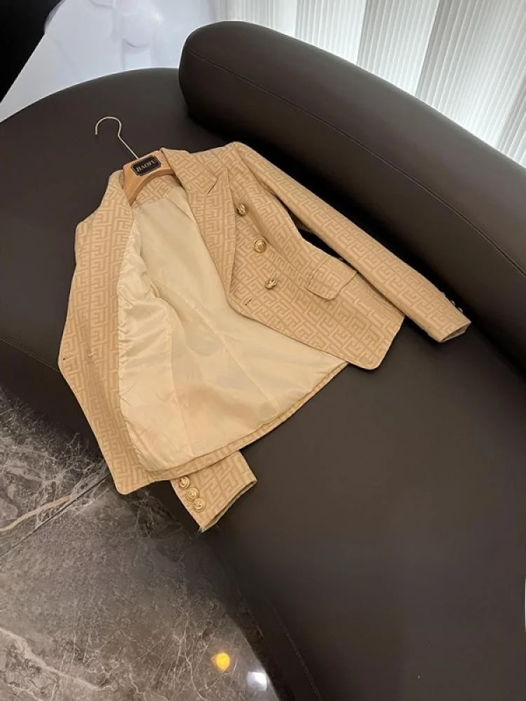 سترة بدلة أنيقة بنمط المتاهة ذات صفين من الأزرار، تصميم ضيق بأكمام طويلة ولون موحد، مناسبة للعمل