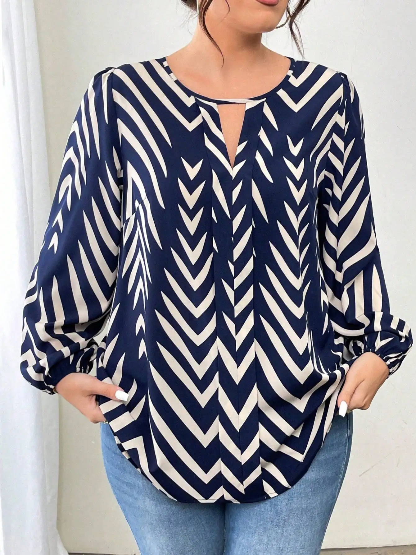 Trendiges geometrisches Top mit Schlüssellochausschnitt für Damen, marineblaue und cremefarbene Bluse mit Chevron-Print, stilvoller Pullover mit Laternenärmeln – Detail 5