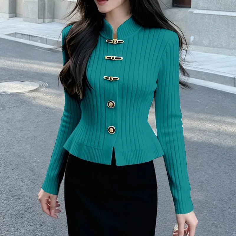 เสื้อถักไหมพรม คอลเลคชั่นฤดูใบไม้ร่วง 2025 สำหรับผู้หญิง ดีไซน์ต่อผ้า คอตั้ง แฟชั่น สีพื้น เรียบหรู ทรงเข้ารูป แขนยาว