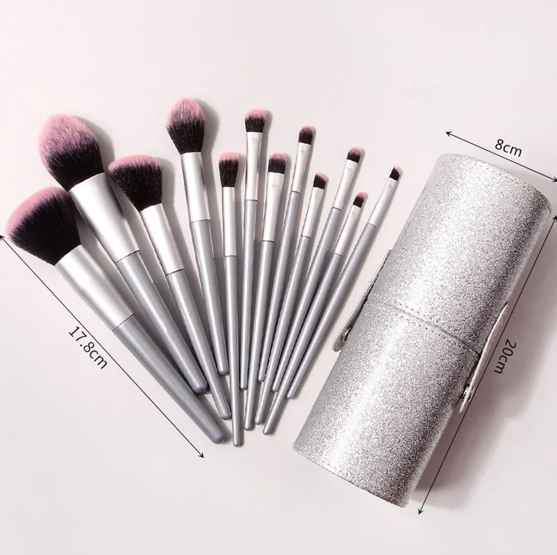 ナイロン毛のシルバーグレーのメイクブラシ12本セット、毎日のメイクに必要なパウダーブラシとチークブラシが含まれています
