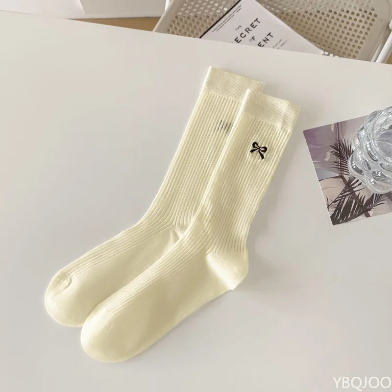 5 أزواج من الجوارب الطويلة غير الرسمية ذات اللون الصلب خفيفة الوزن ومسامية وناعمة ومريحة للنساء بعقدة على شكل فراشة جوارب متوسطة الطول #5