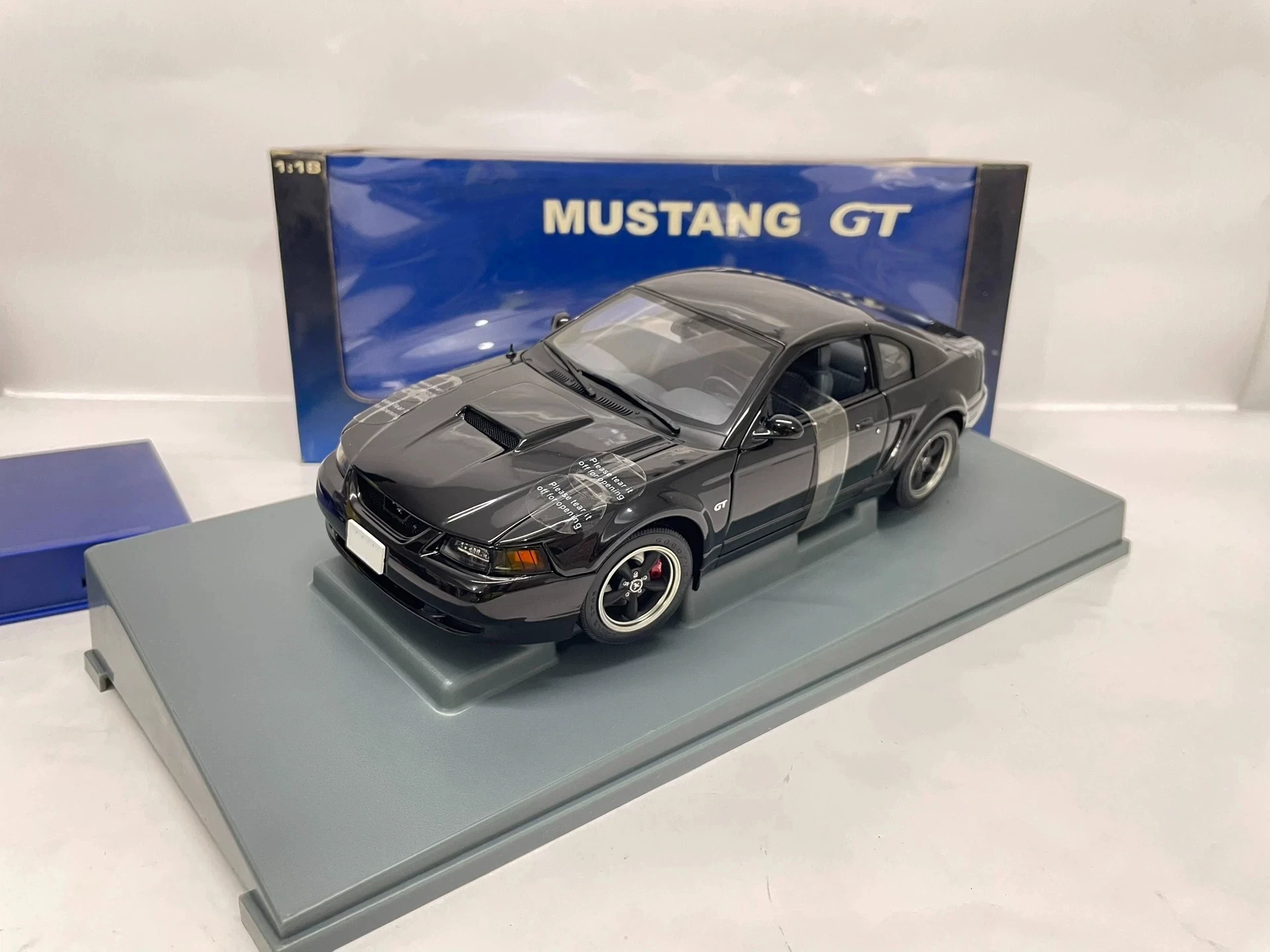 

Autoart 1:18 Mustang GT 2004 Black Simulation Limited Edition All Open Alloy Metal Static Car Model Toy Gift