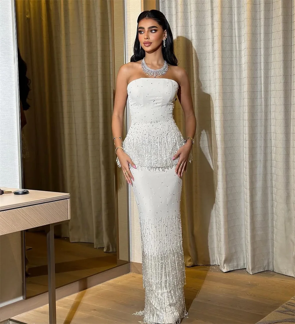 ชุดราตรีสีขาวประดับเลื่อมแบบไร้สายของ Contessa สำหรับผู้หญิง ชุดเดรสยาวเข้ารูปทรงหรูหราพร้อมพู่ประดับลูกปัด