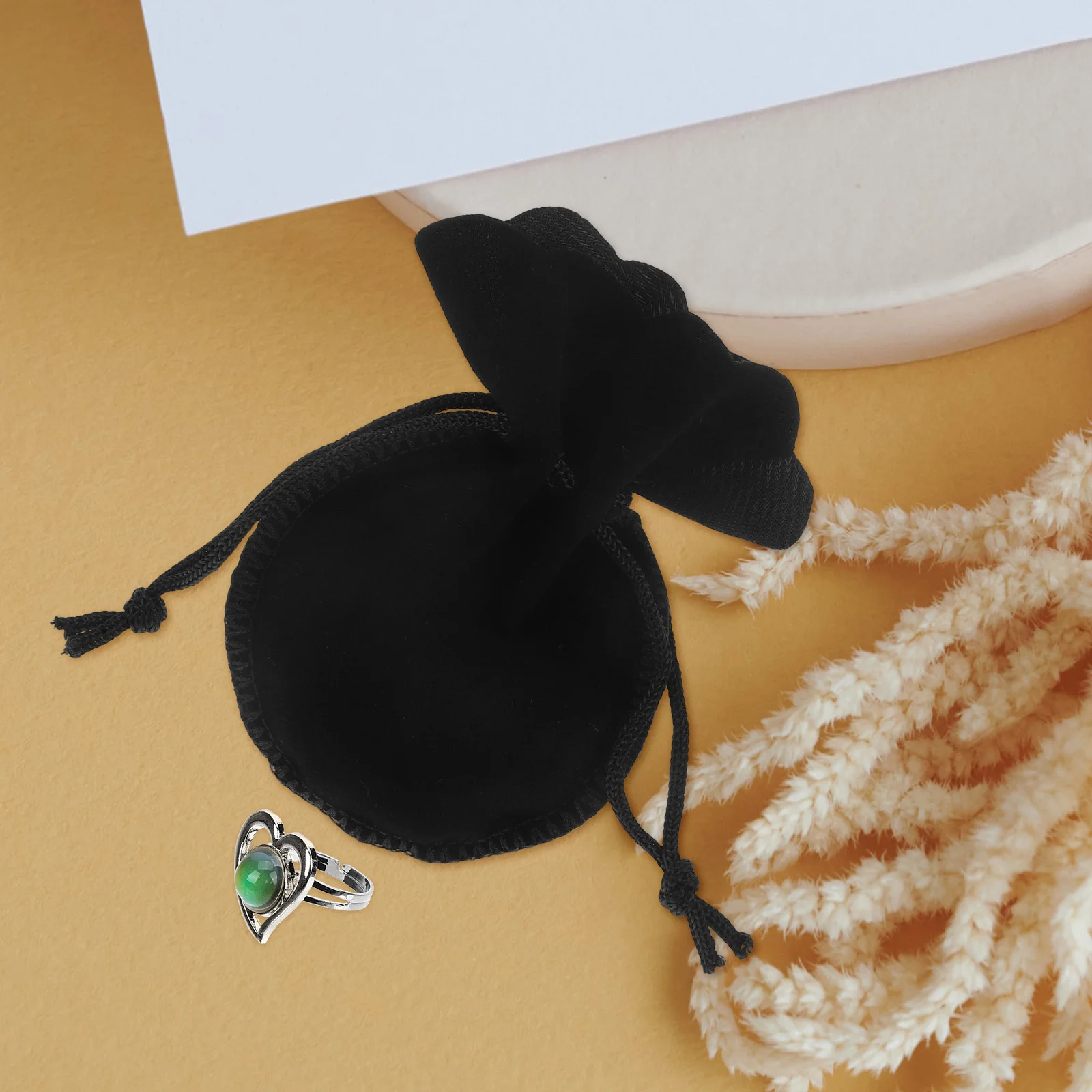 

10 Pcs Velvet Gift Bags Drawstring Pouches for Jewelry Candy Christmas Wedding Party Favor Storage Elegant Soft Touch