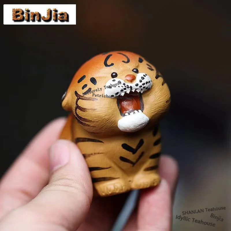 

Boutique Tea Pet Ornaments Hand Painted Tiger Model Tea Play Toy Table Decoration Chinese Yixing Purple Clay Tea Set Accessories