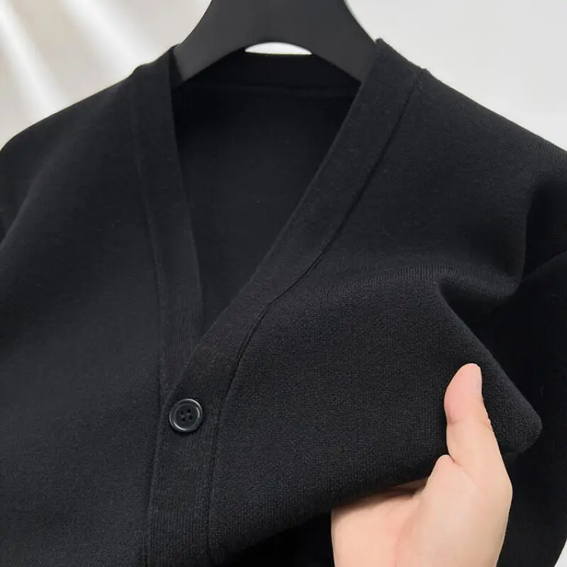 เสื้อคาร์ดิแกนผู้ชายแบบลำลอง ดีไซน์ใหม่สำหรับฤดูใบไม้ร่วงและฤดูหนาว แขนยาว ติดกระดุม ผ้าถักหนา