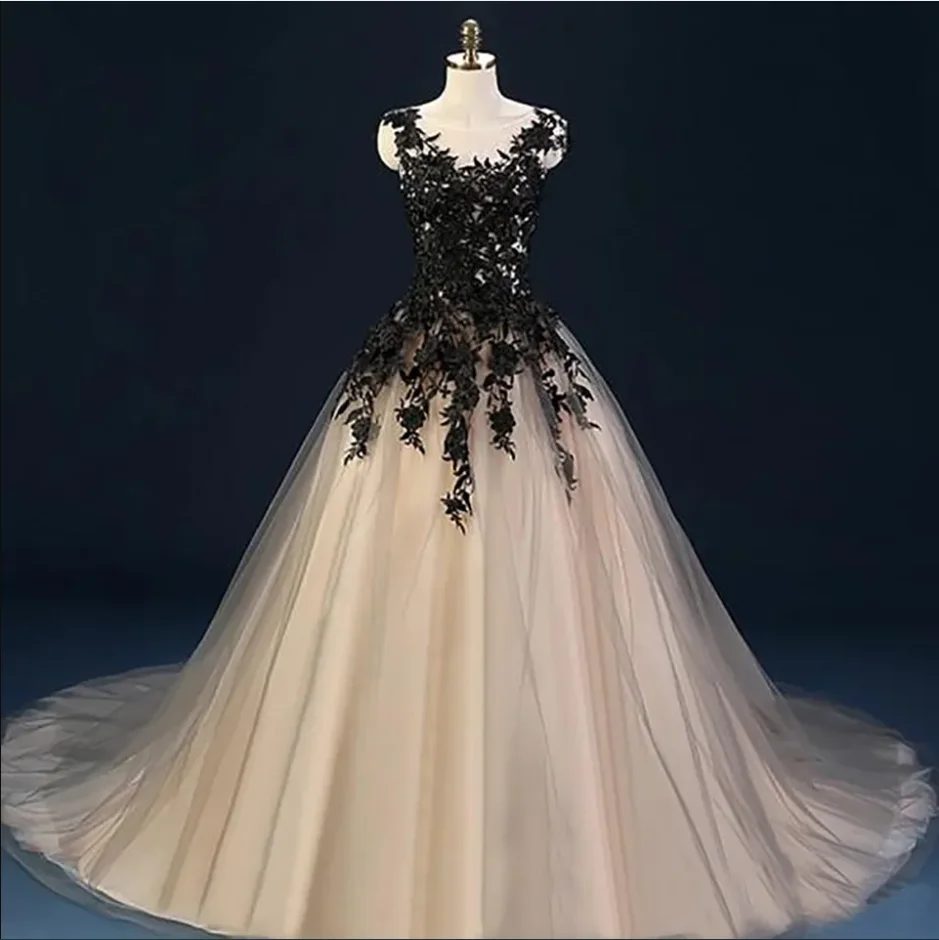 robe-de-mariee-gothique-champagne-et-noire-col-transparent-sans-manches-avec-des-appliques-en-dentelle-corset-en-tulle-avec-t-court